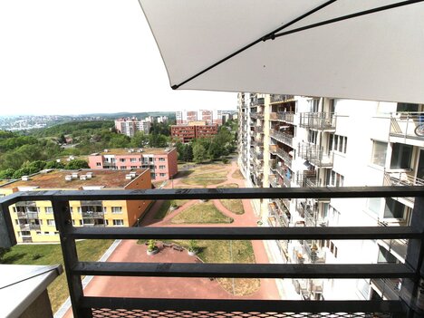 Praha 8- Troja, velmi pěkný plně zařízený, vybavený  byt 2+kk s lodžií, v 9.NP domu z r. 2003.
