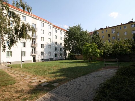 Praha 9 – Vysočany, byt 2+1/B, 61 m2 + sklep, v osobním vlastnictví, ve 4. podlaží cihlového domu.