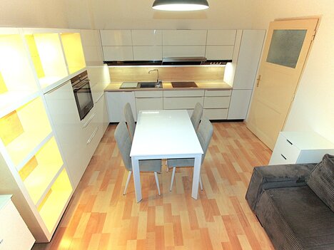 Praha  7 - Holešovice,  byt 2+kk, 50m2 + vestavěné patro, 2 x šatna, po celkové reko., zařízeno.