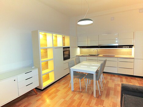 Praha  7 - Holešovice,  byt 2+kk, 50m2 + vestavěné patro, 2 x šatna, po celkové reko., zařízeno.