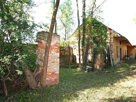 Obec Svinaře, pozemky o celkové rozloze 2.338m2, ideální pro stavbu RD, skvělá poloha v centru obce.
