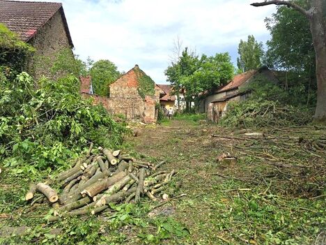 Obec Svinaře, pozemky o celkové rozloze 2.338m2, ideální pro stavbu RD, skvělá poloha v centru obce.