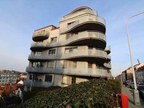 Nabízíme k pronájmu velmi pěkný, světlý byt s krásným výhledem v žádané lokalitě Prahy 6.