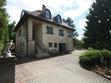 Dům v obci Křivoklát s krásnou zahradou 1.671 m2, pozemek 1.753 m2, 3 NP, garáž kolna.