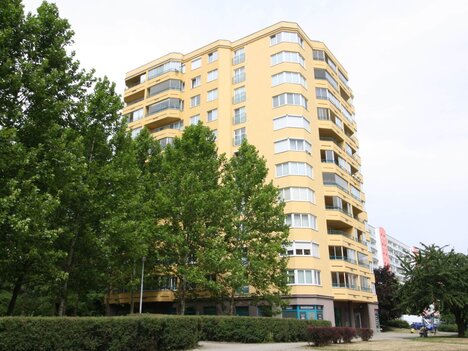 Praha 5  - Stodůlky , prostorný byt 2+1 s lodžií, 73m2,  ve 2 NP domu s výtahem, samostatné pokoje.
