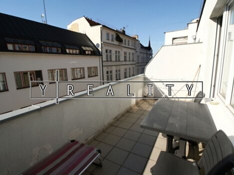 Praha 2 – Nové město, pronájem bytu 1+kk, 37 m2 s velkou terasou, v klidné ulici.