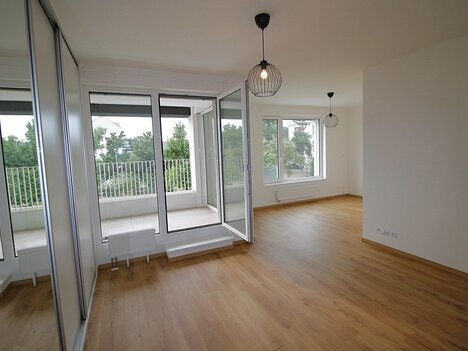 Praha 7 – Holešovice, pronájem prostorného bytu 1+kk s lodžií, 44 m2, ve 2 podlaží novostavby.
