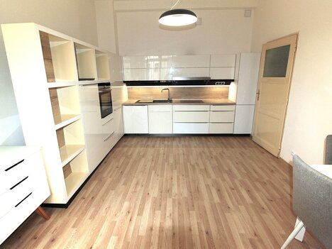 Praha  7 - Holešovice, ul. Veverkova, byt po celkové rekonstrukci, 2+kk, 50m2 + vestavěné patro, 2 x šatna.