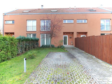 Jenštejn, řadový dům 4+1, 3. NP, se zahradou, zahradní terasou, terasou, s parkováním.