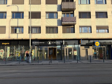 Nabízíme k pronájmu nebytový komerční prostor  130 m², situovaný v nové obchodní pasáži.