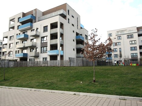 Praha 9, pronájem bytu 1+kk/B 32 m2, + garážové st. + sklep, v bytovém komplexu ve finském stylu.