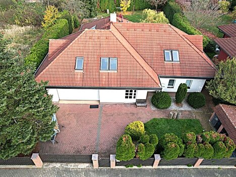 Praha-západ, pronájem pěkného RD, 5+1, 300 m2, dvojgaráž,  zahrada,792 m2, tepelné čerpadlo, studna