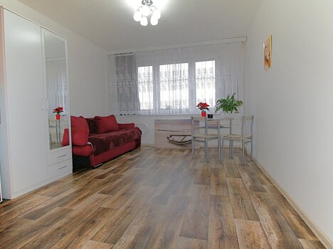 Pronájem pěkného bytu 1+kk, 27,2 m2, v 7.podlaží revitalizovaného panelového domu u metra C Háje.